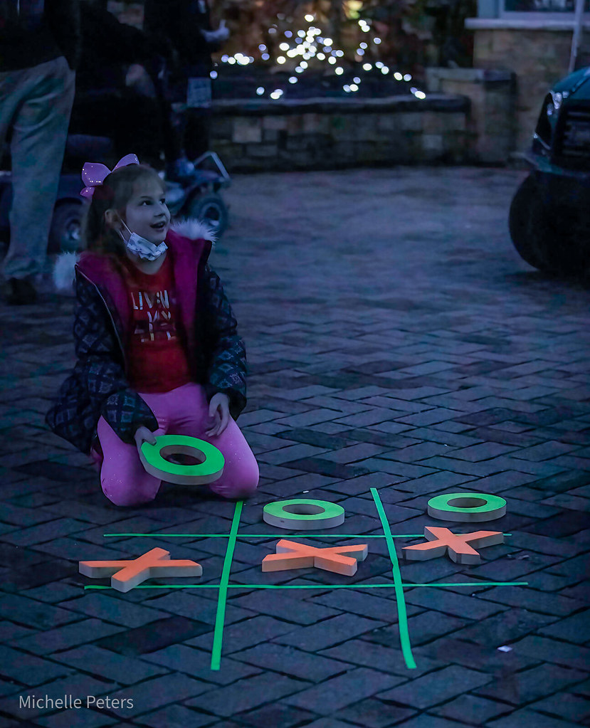kids playing glow tic tac toe at zoo's happy zoo year event